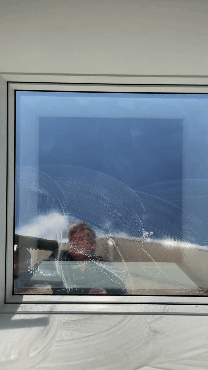 Pascal Wastiel nettoyant une vitre avec technique professionnelle à Paris